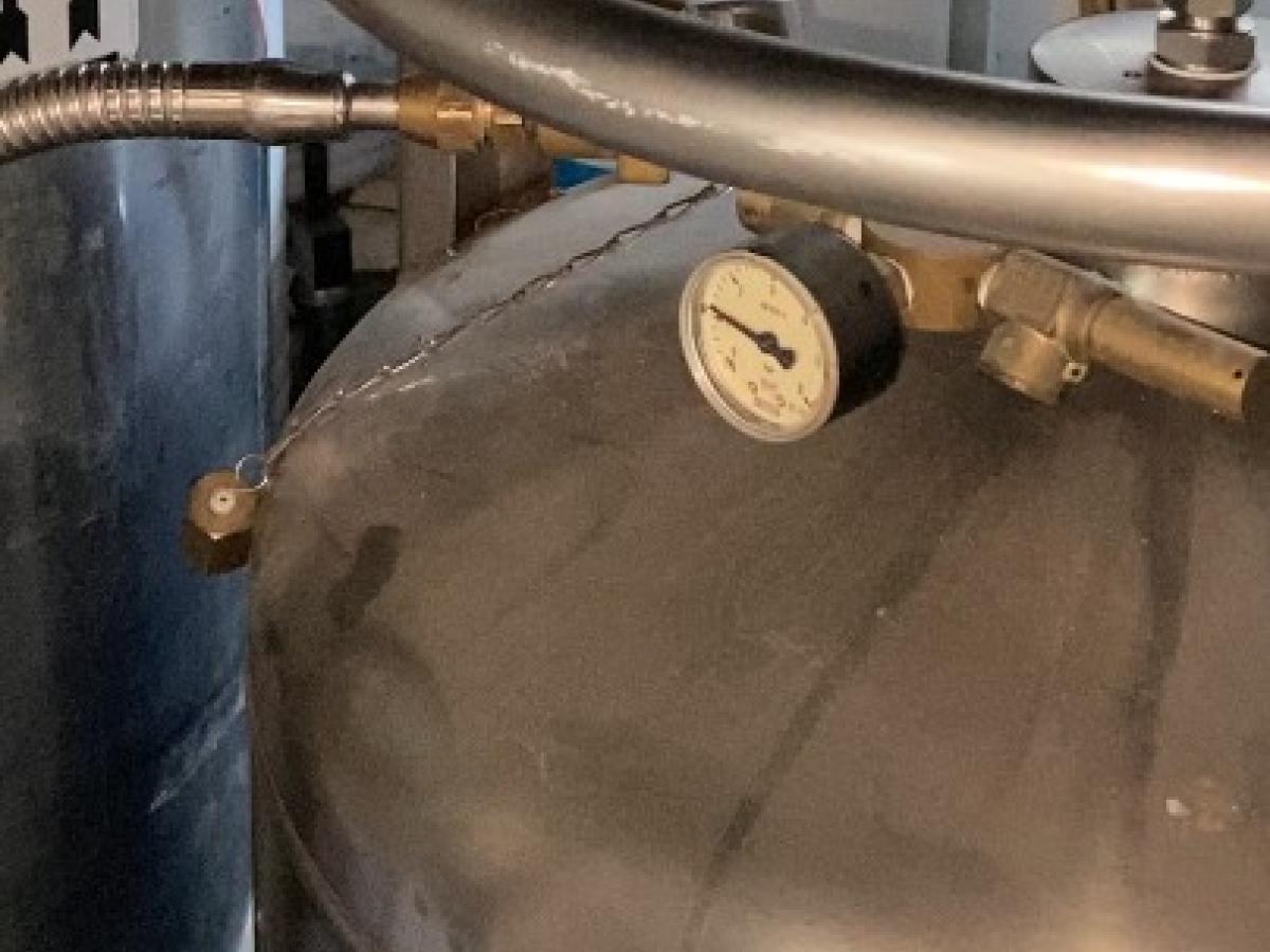 Tête d'une cuve d'azote liquide, manomètre et raccords