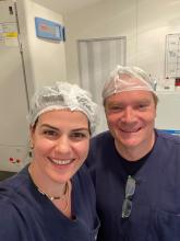 L'embryologiste et le vétérinaire sourient côte à côte dans le laboratoire d'ICSI